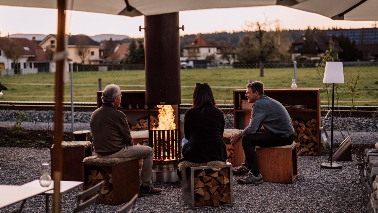 An evening with friends, thanks to the fire tongue without smoke but cosy warm