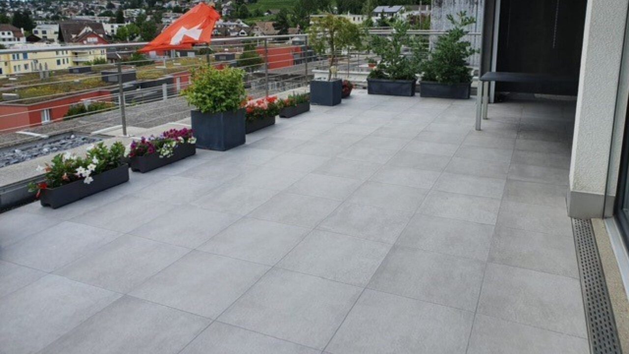 Pave Outdoor 28 MM - Wasserrinne eingesetzt auf der Terrasse Meilen