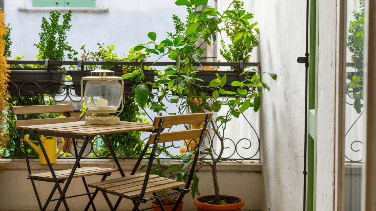  A green balcony offers versatile advantages.