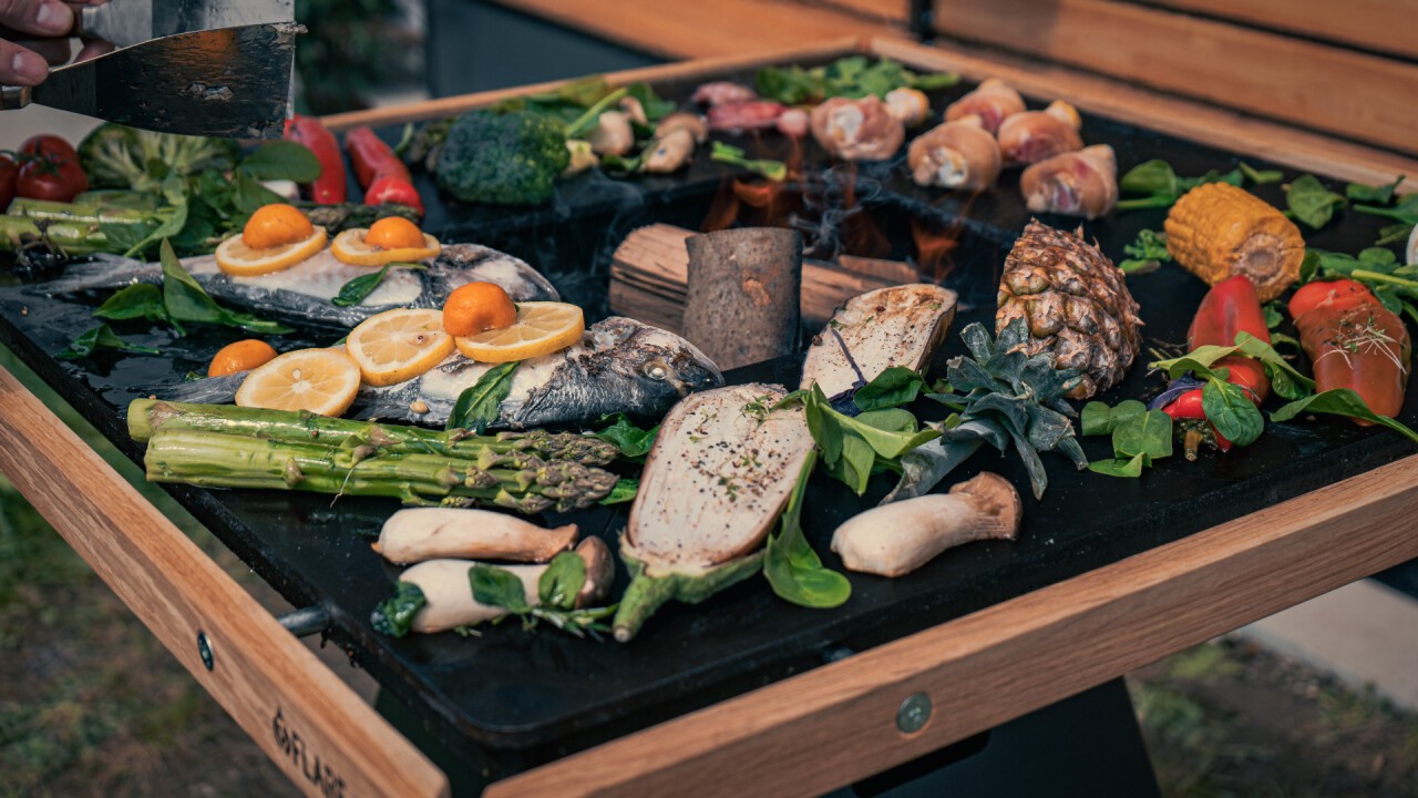 Voll gefüllte Grillplatte, von Fisch über Fleisch bis Gemüse. Alles ist möglich.