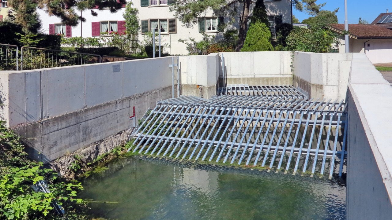 Gewässerschutz, Einlaufrechen für Bach in Zürich