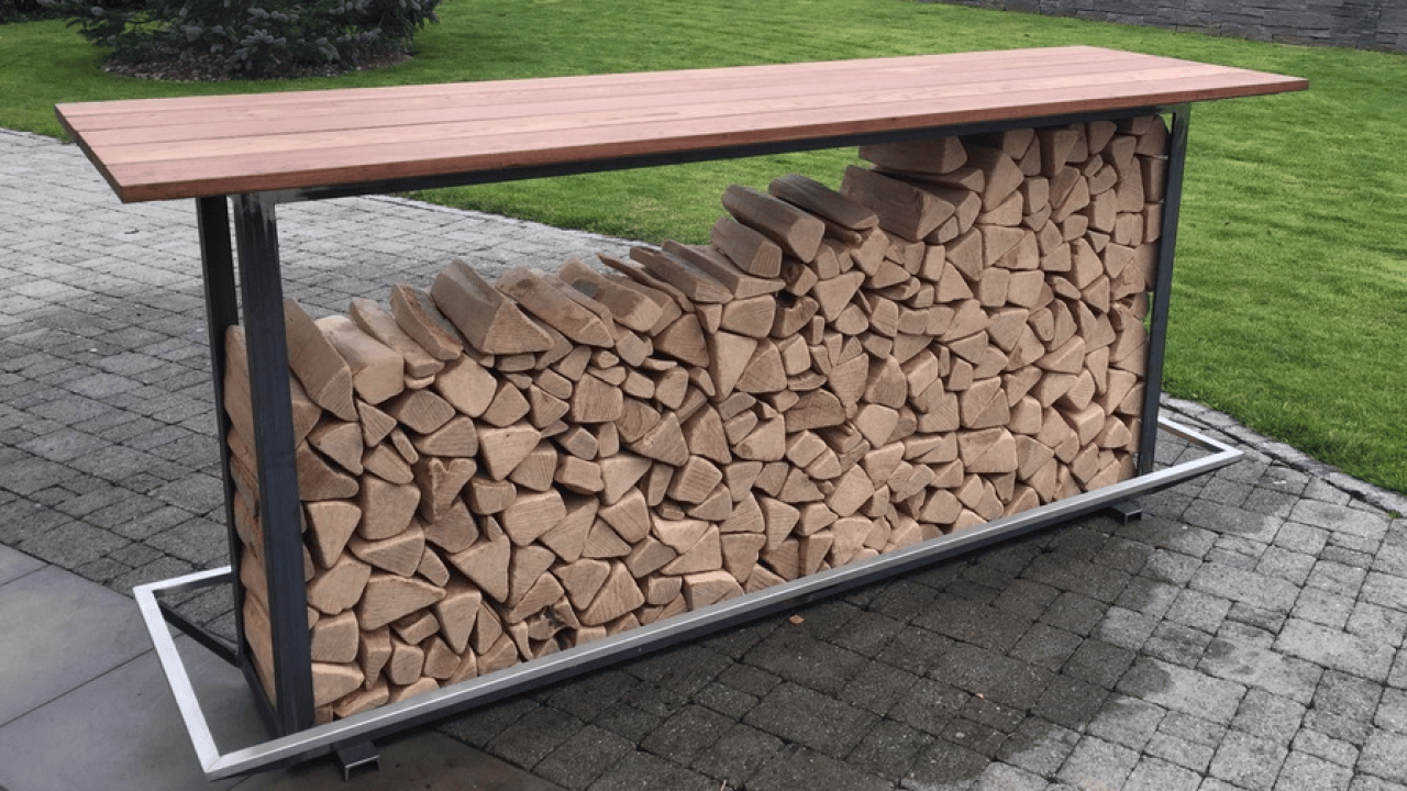 Outdoor Theke mit integriertem Holzregal aus unserem Gartenmöbel-Sortiment.