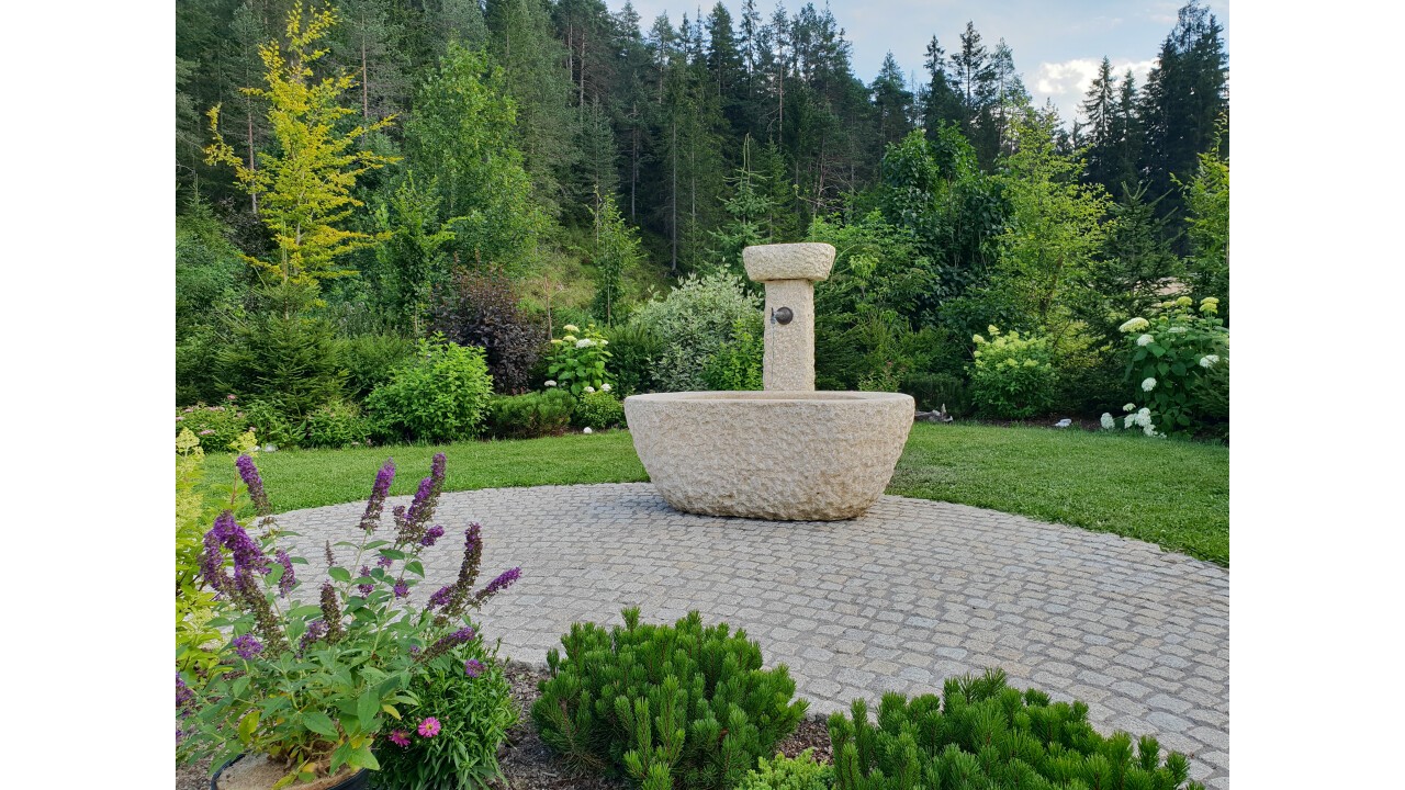 Massgefertigter Brunnen aus Muschelkalkstein