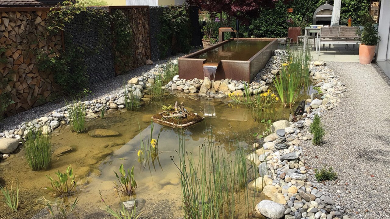Diese stählerne Brunnenkonstruktion charakterisiert den Garten der Familie Bucher.