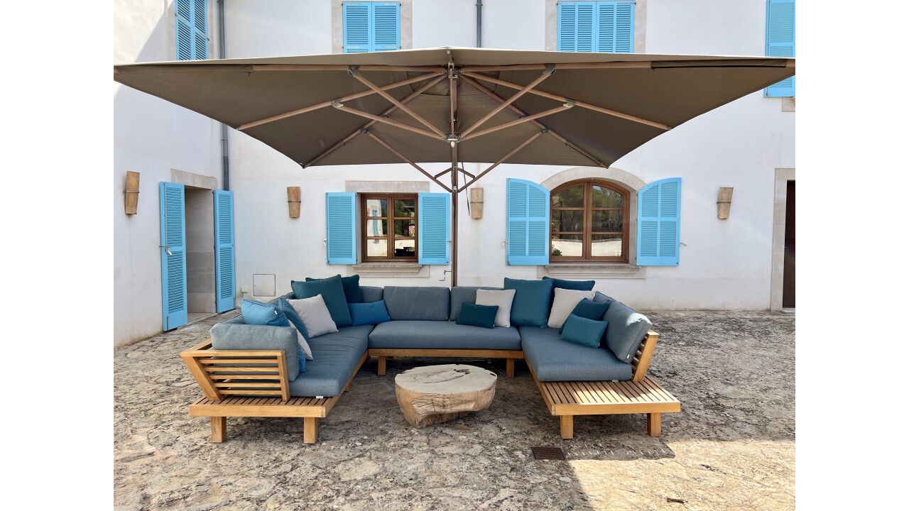 Teak Akira Lounge und Tuuci Sonnenschirm 