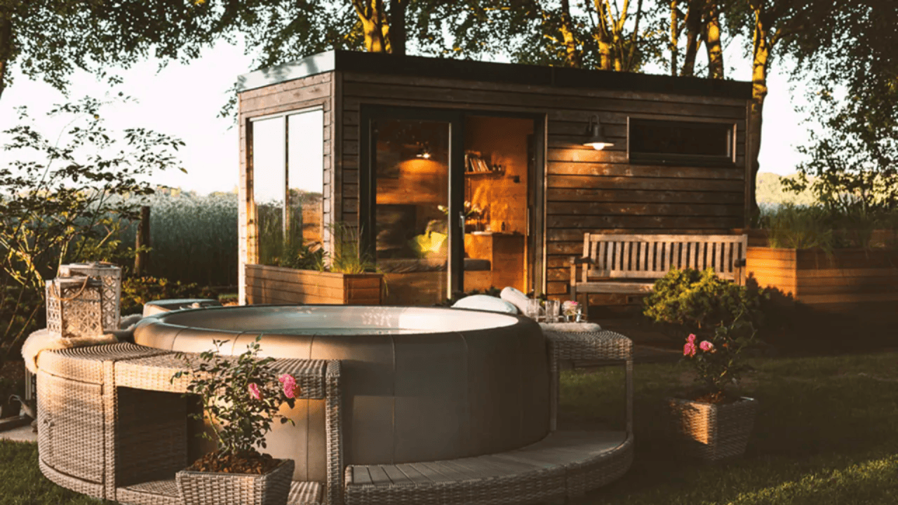 Aussensauna mit Whirlpool im Traumgarten