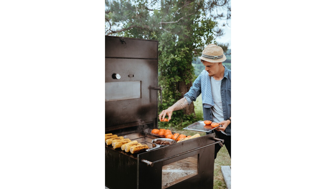 Während man am Anfang einheiztet kann die Schublade sofort für Steaks, Gemüse oder Würste verwendet werden.