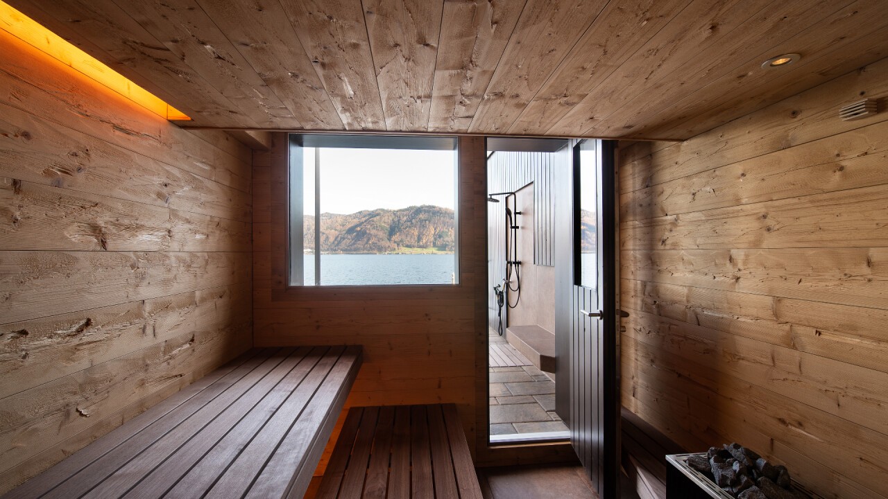Die Sauna von Innen mit Blick auf den Zugersee