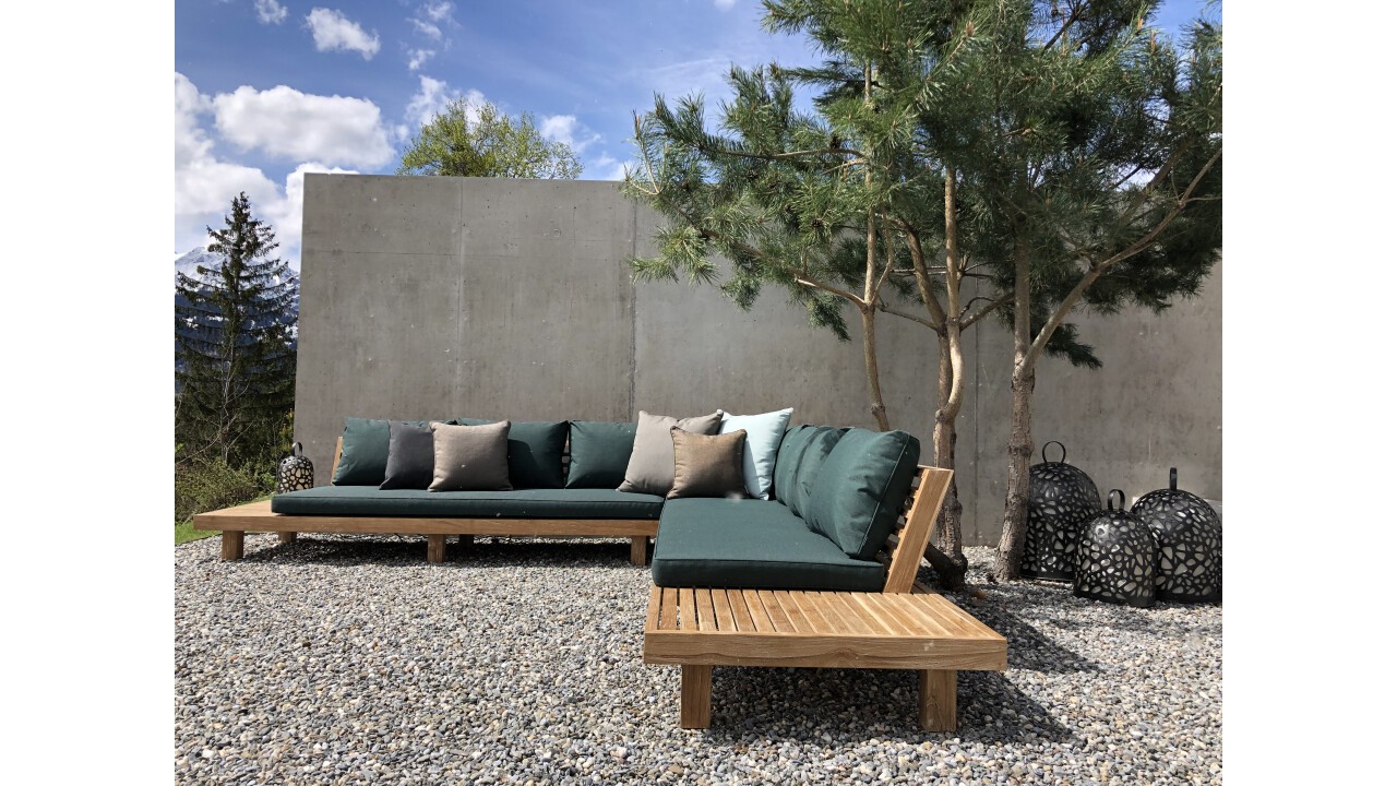 Teak Akira Lounge mit wetterfesten Kissen, alles nach Mass
