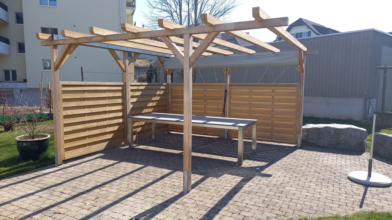 Lärchenpergola mit Sichtschutz und Beschattung