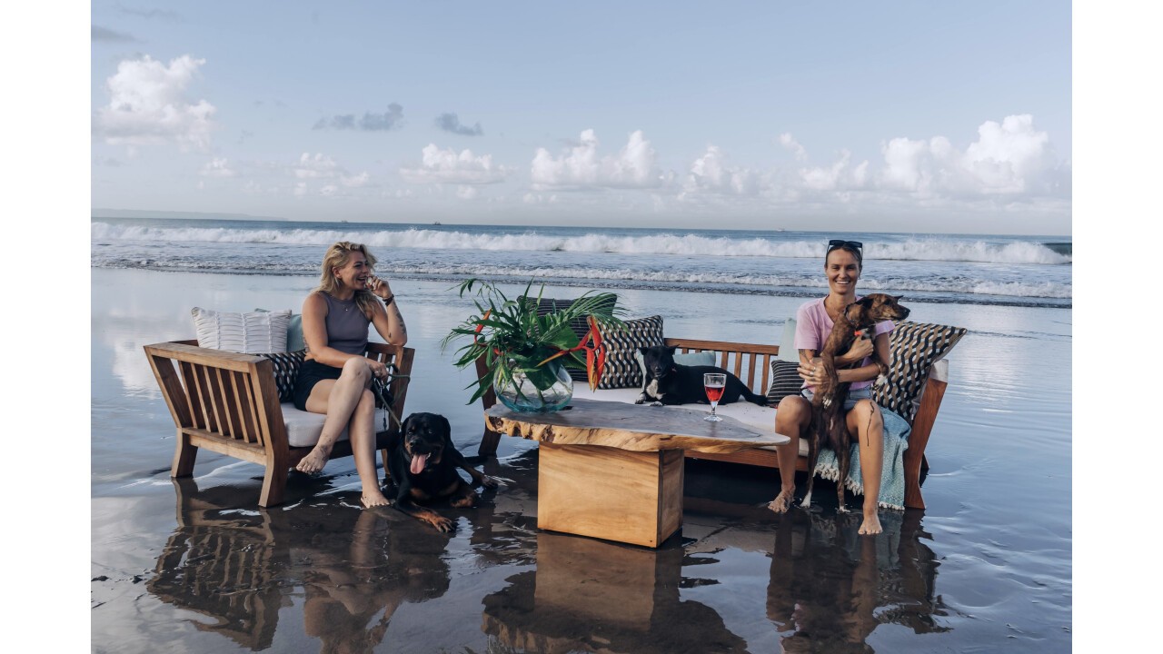 Teak Makura single seater & Sofa mit wetterfesten Kissen aus der neuen Kollektion