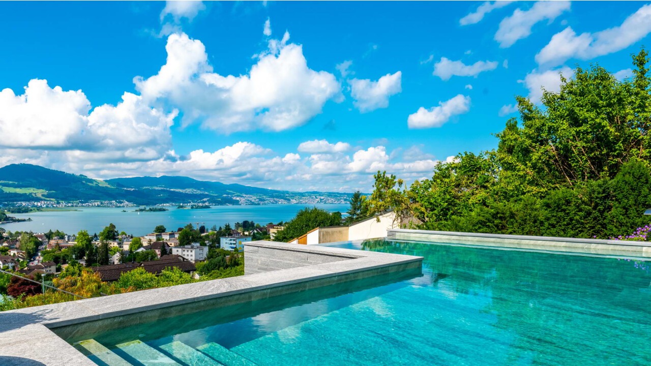 Ein Beton-Infinity-Pool ermöglicht "Schwimmen in die Unendlichkeit"