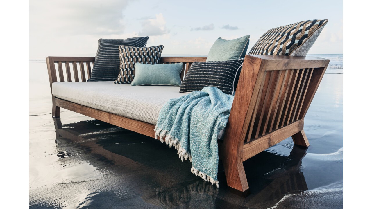 Teak Makura Sofa mit den wetterfesten Kissen
