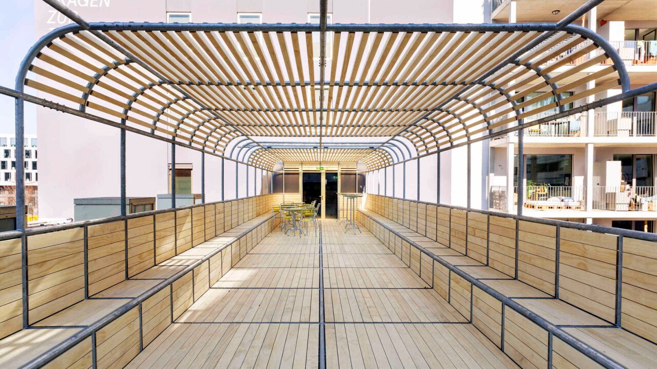 Gartenlaube mit Sitzgelegenheiten aus Stahl und Holz auf einer Dachterrasse in Zürich