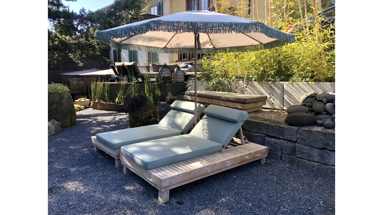Teak Lissy Sonnenbetten und Tuuci Sonnenschirm