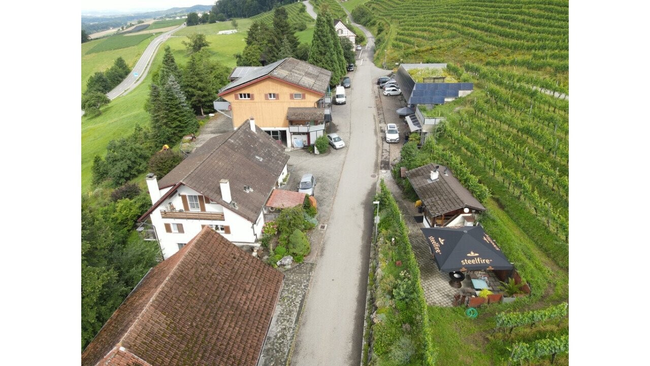 Unser Betrieb, die stetra gmbh ist schön im Rebberg integriert. Hier entstehen die steelfire-Produkte und auch unser eigener Wein.