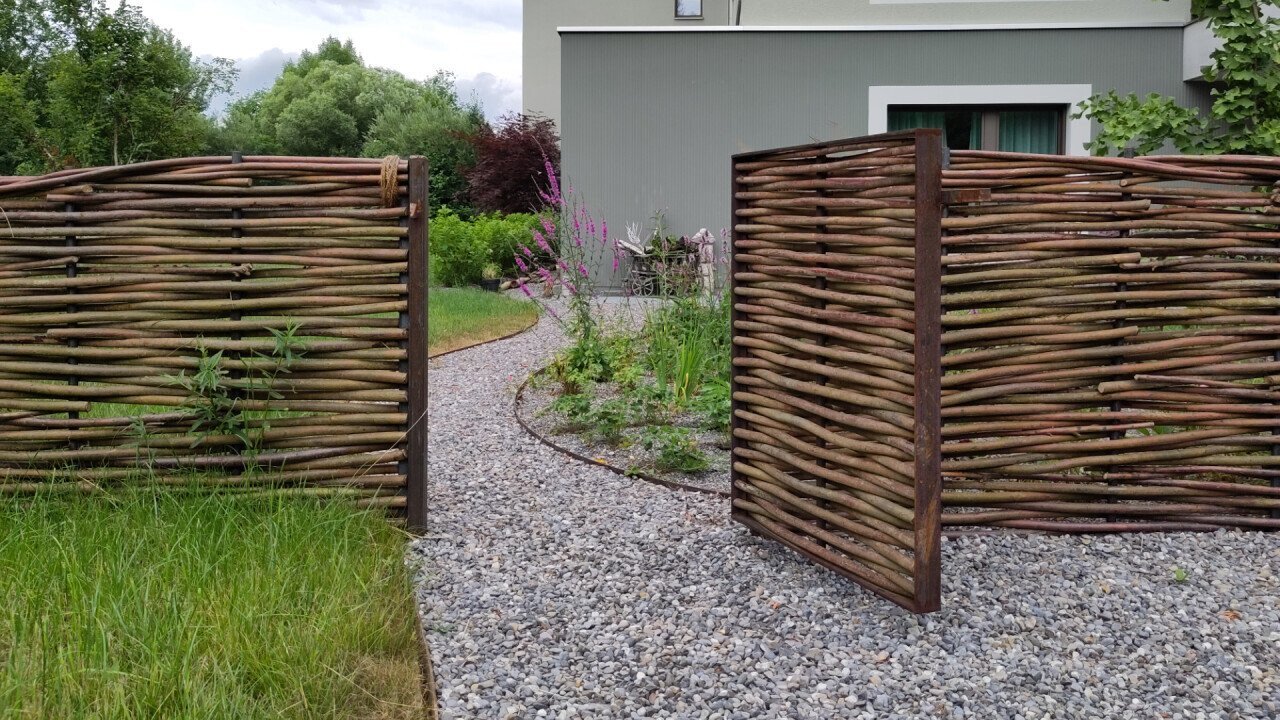 Willow fence unico with gate
