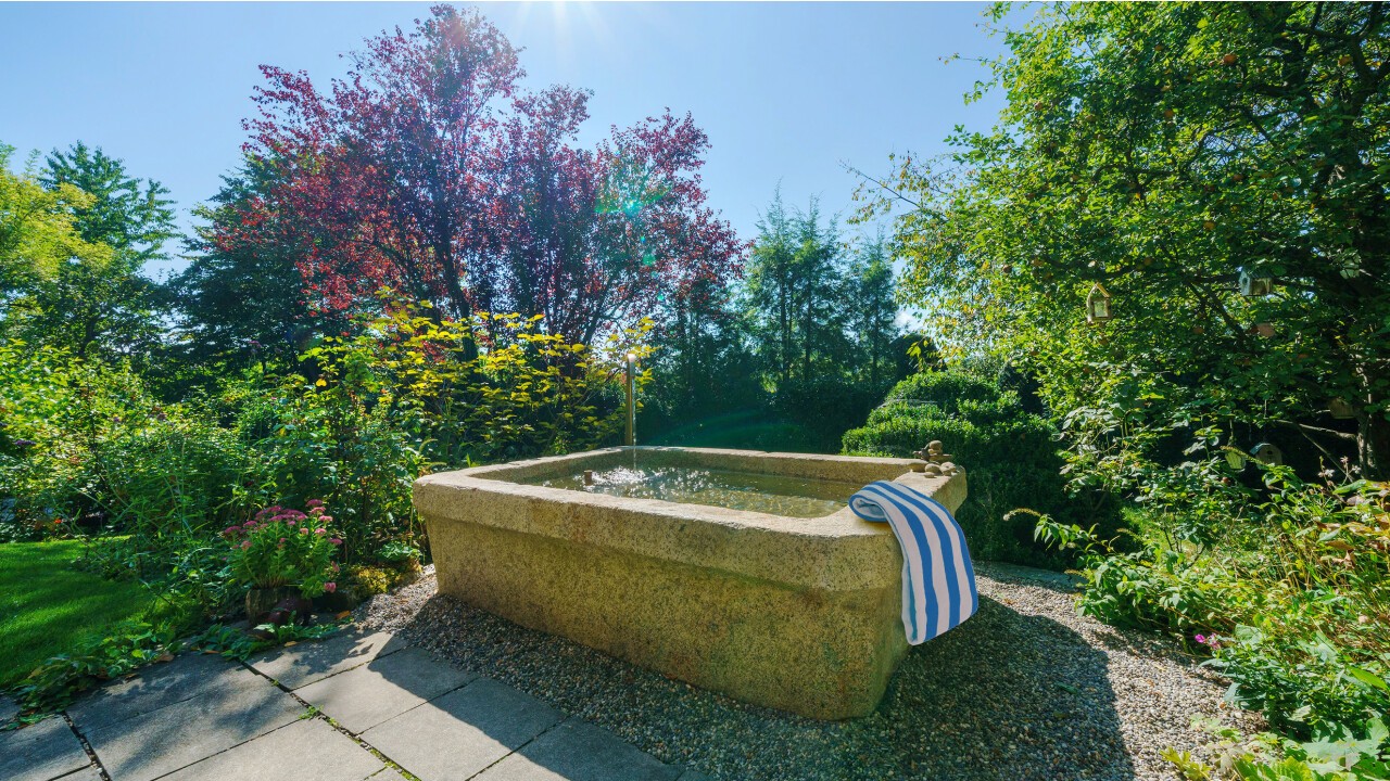 Ein erfrischendes Bad in einem Natursteinbrunnen. Ein besonderes Erlebnis im Sommer, wie auch im Winter.