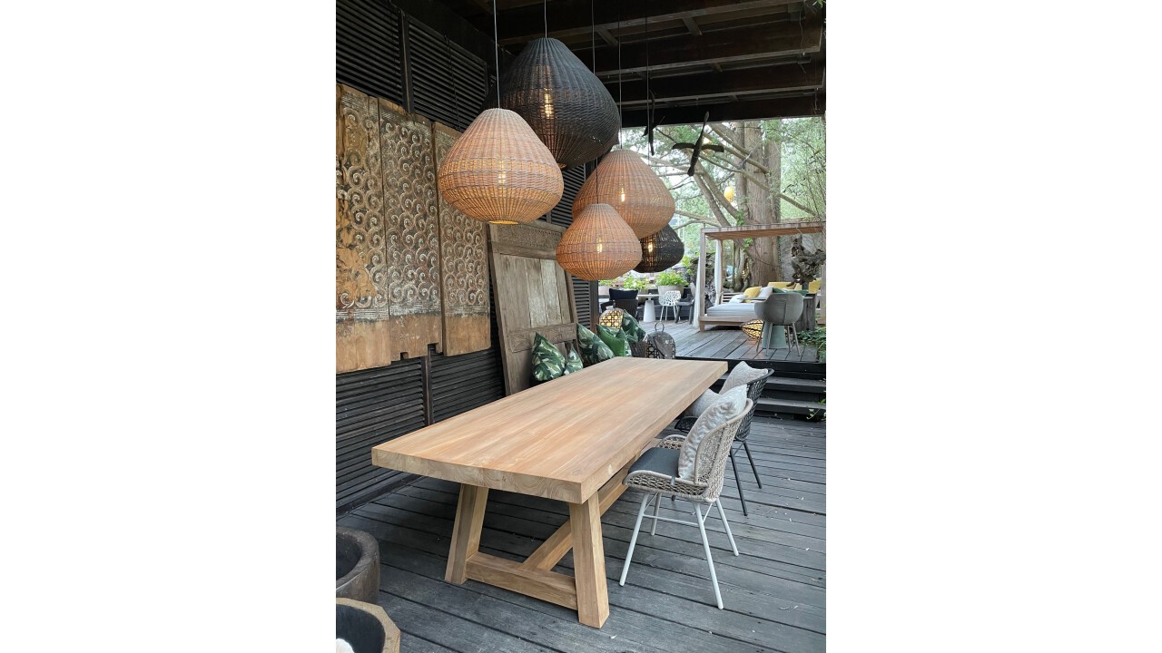 Teak Table & Gardenlamps