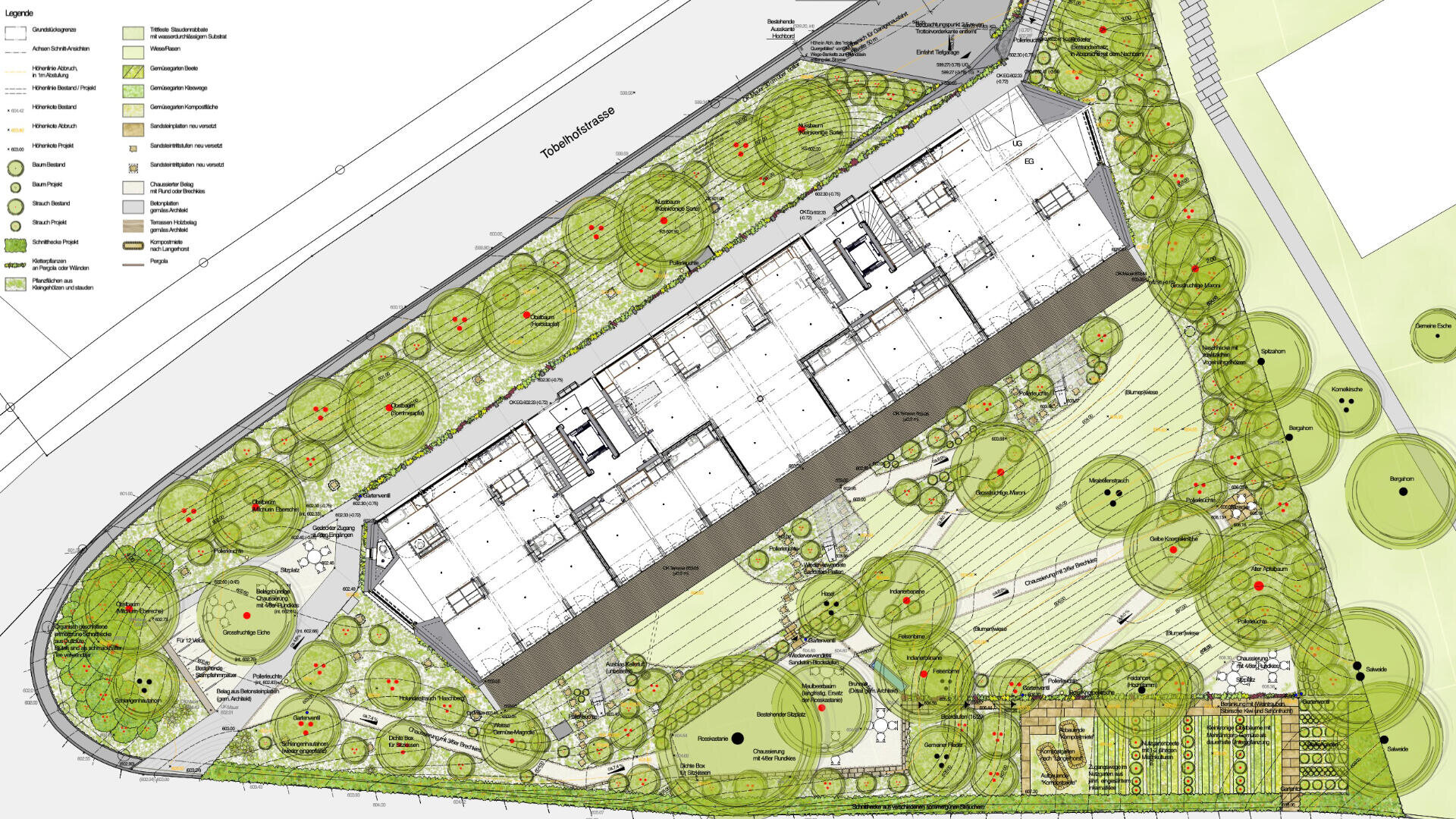 Architektonischer Lageplan, der ein rechteckiges Gebäude zeigt, das von Grünanlagen, Bäumen, Wegen, gekennzeichneten Gärten und Außenbereichen umgeben ist. Eine Legende oben links kennzeichnet Pflanzenarten und Standortmerkmale.