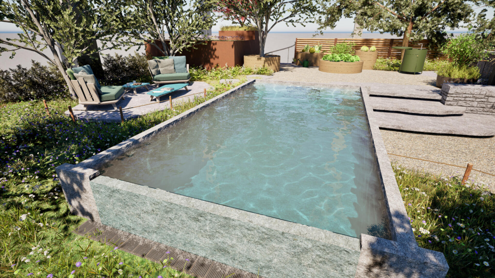 Ein kleiner rechteckiger Pool mit klarem Wasser ist von Gras, Blumen und Bäumen umgeben. In der Nähe befinden sich Terrassenstühle, ein Tisch und runde Pflanzkübel mit Pflanzen in einem angelegten Garten im Hinterhof.