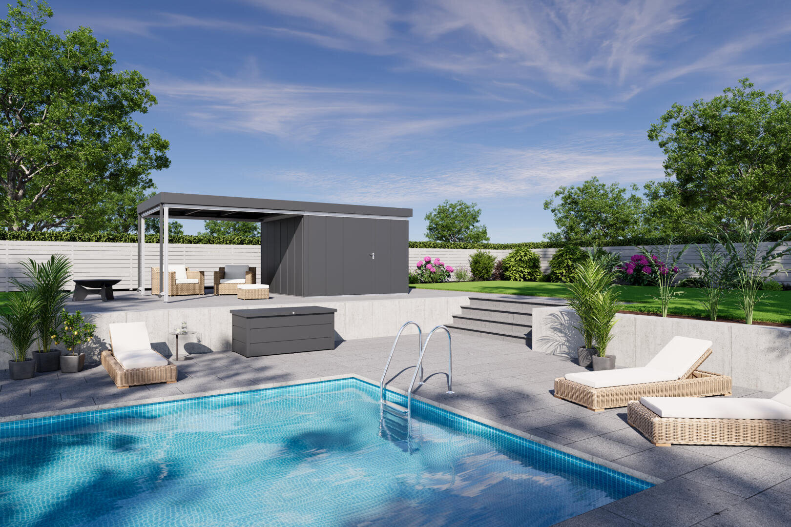 Ein moderner Garten mit einem Swimmingpool mit Metallleiter, Korbsesseln, Topfpflanzen, einem Whirlpool und einem grauen Poolhaus, umgeben von einem üppigen grünen Rasen und Bäumen unter einem blauen Himmel mit Wolkenfetzen.