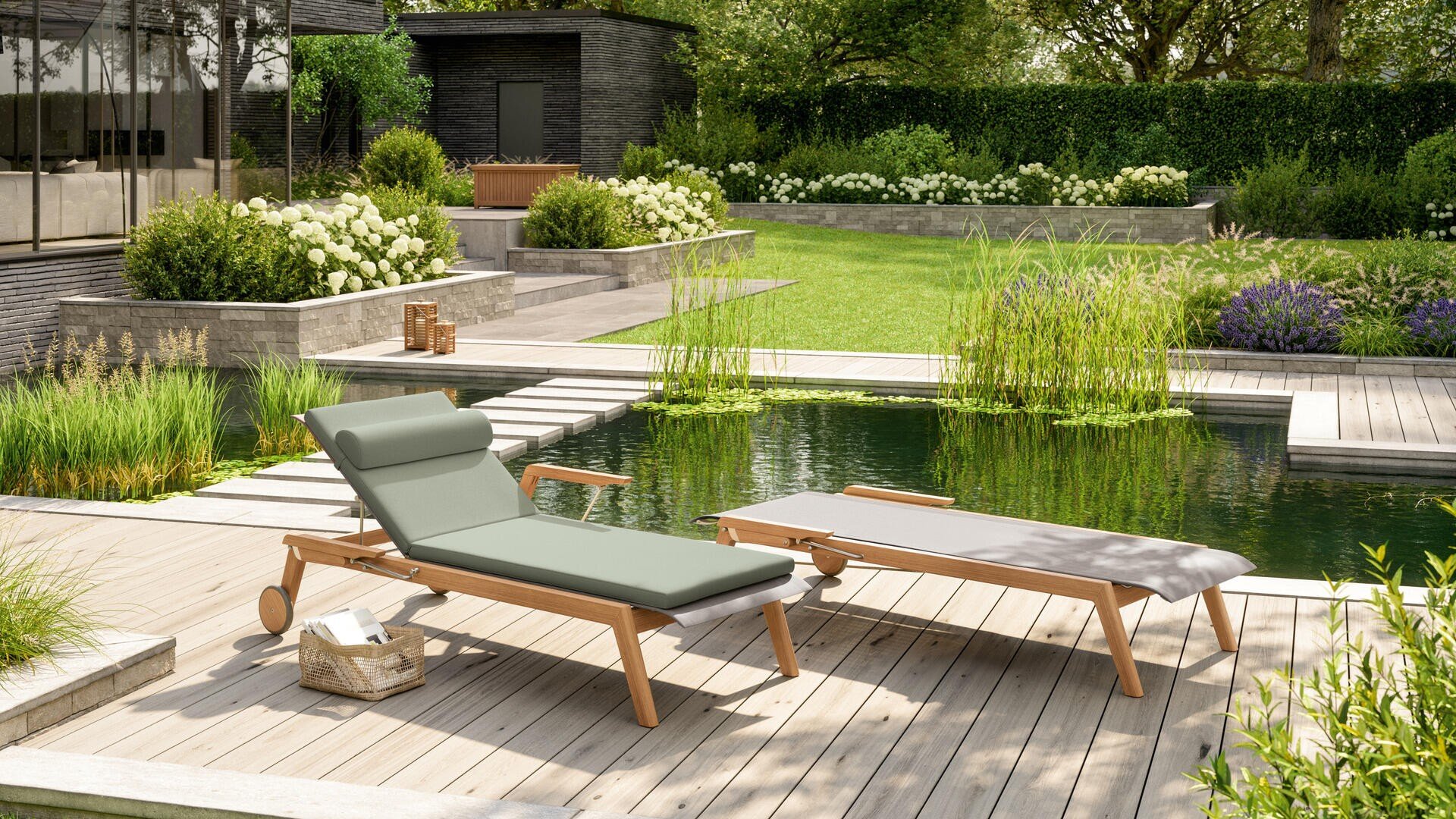 Ein moderner Garten im Hinterhof mit zwei hölzernen Liegestühlen auf einer Terrasse neben einem Teich, umgeben von üppigem Grün, blühenden Blumen und gepflegten Hecken an einem sonnigen Tag.