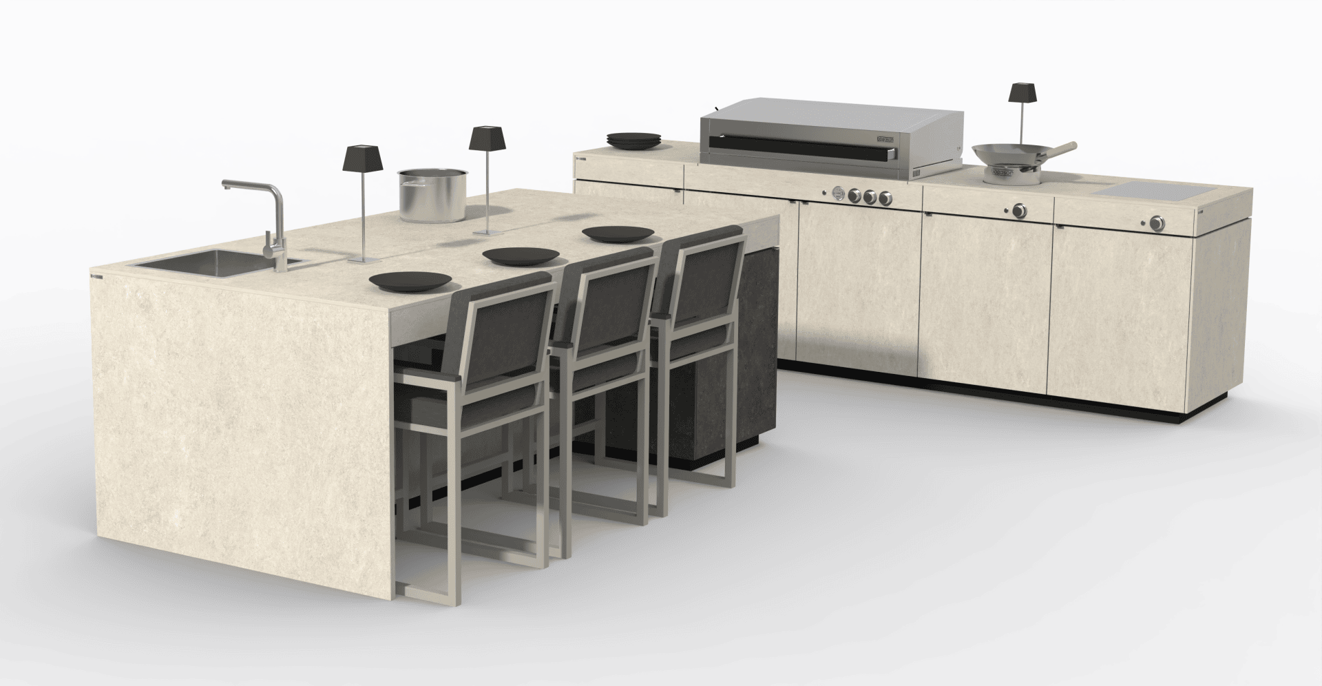 Moderne Außenküche mit hellen Schränken, einer Spüle, einem Grill, einem Kochfeld mit einer Pfanne, drei Barhockern, schwarzen Tellern und zwei kleinen schwarzen Lampen auf der Arbeitsplatte.