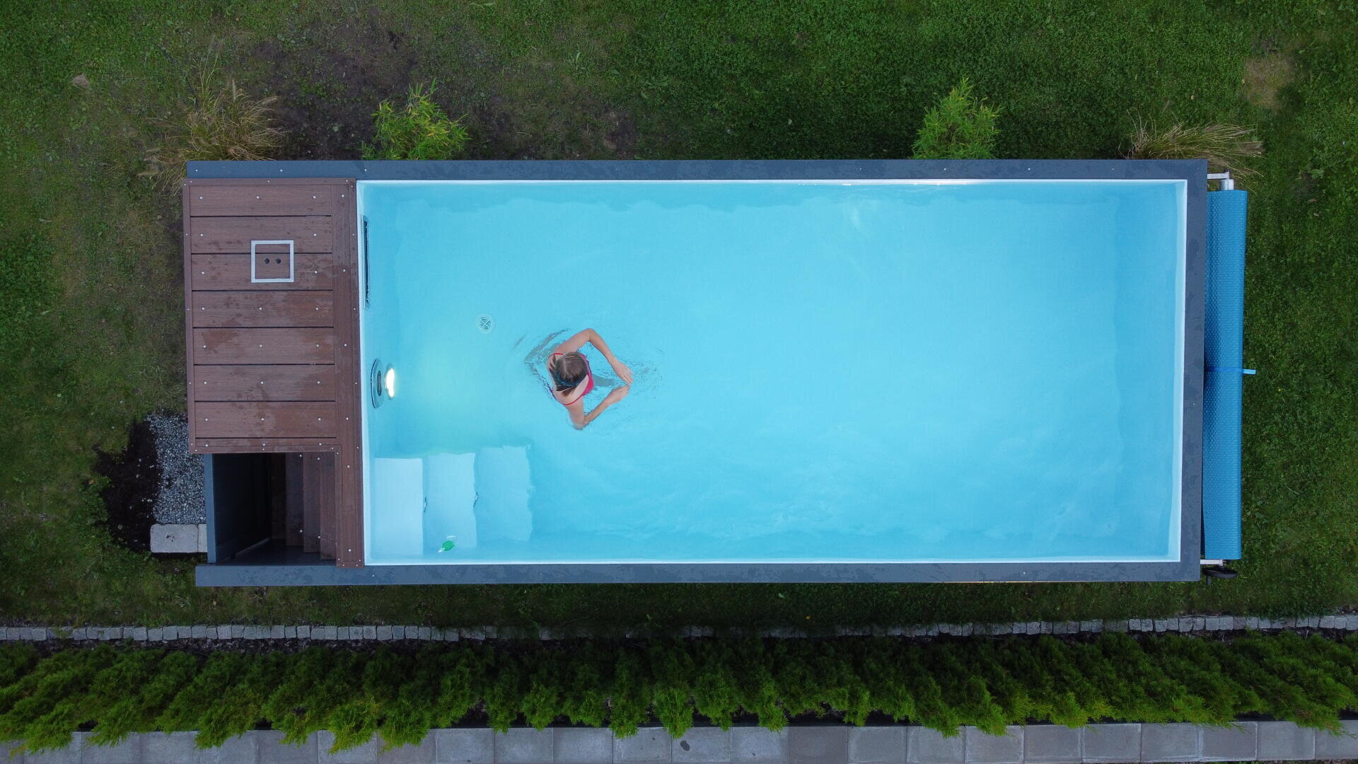 Freistehender Schwimmcontainer