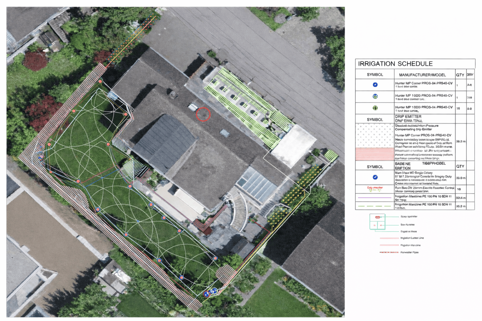 Luftaufnahme eines Grundstücks mit einem detaillierten Bewässerungsplan, der die Bewässerungszonen, die Platzierung der Regner, die Leitungswege und einen farbcodierten Bewässerungsplanschlüssel auf der rechten Seite des Bildes zeigt.