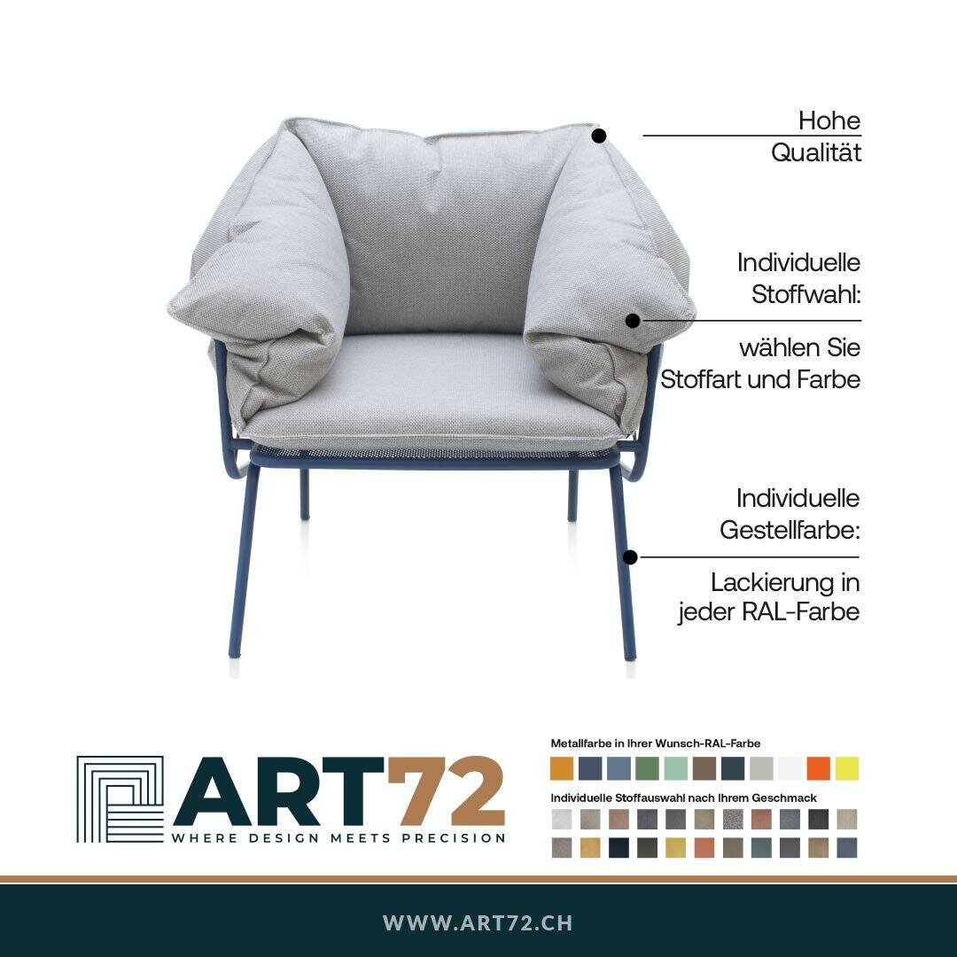 Ein moderner Sessel mit weichen, grauen Polstern und einem Metallgestell. Der Text hebt die anpassbaren Stoff- und Gestellfarben, die hohe Qualität und die individuellen Gestaltungsmöglichkeiten hervor. Das ART72-Logo und die Website werden am unteren Rand angezeigt.