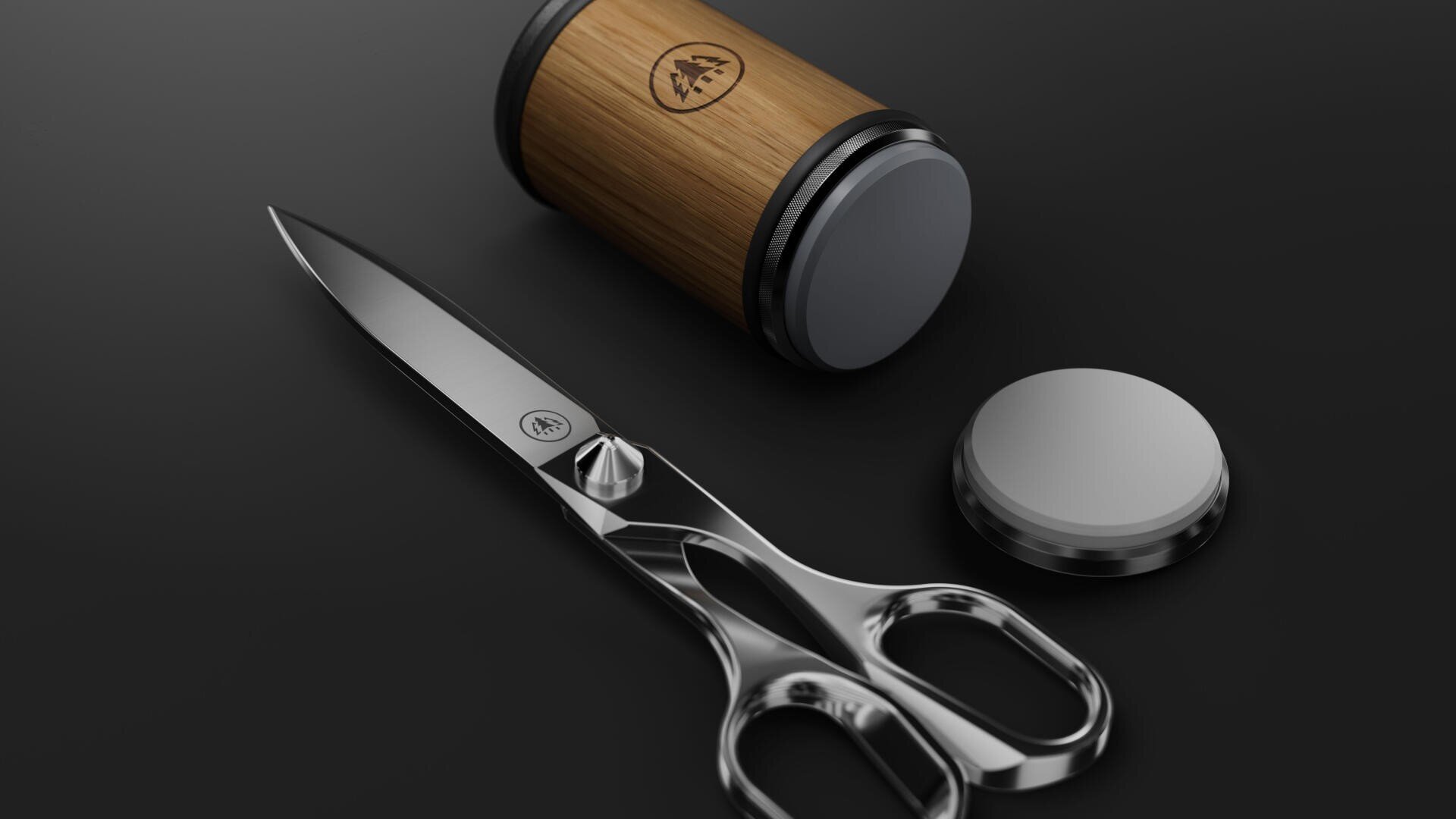Eine silberglänzende Schere liegt neben einem zylindrischen Holzbehälter mit einem Logo und einem separaten grauen Deckel auf einer dunklen, glatten Fläche.