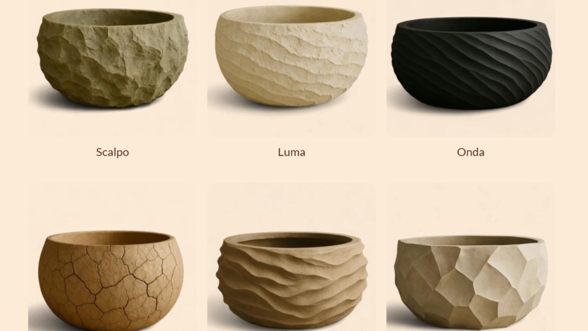 Sechs runde Pflanzgefäße aus Keramik mit unterschiedlich strukturierten Oberflächen, die in zwei Reihen angeordnet sind. Jedes Pflanzgefäß hat ein einzigartiges Muster: gemeißelt, gewellt oder rissig, in erdigen Tönen. Die Etiketten darunter lauten Scalpo, Luma, Onda und drei weitere.