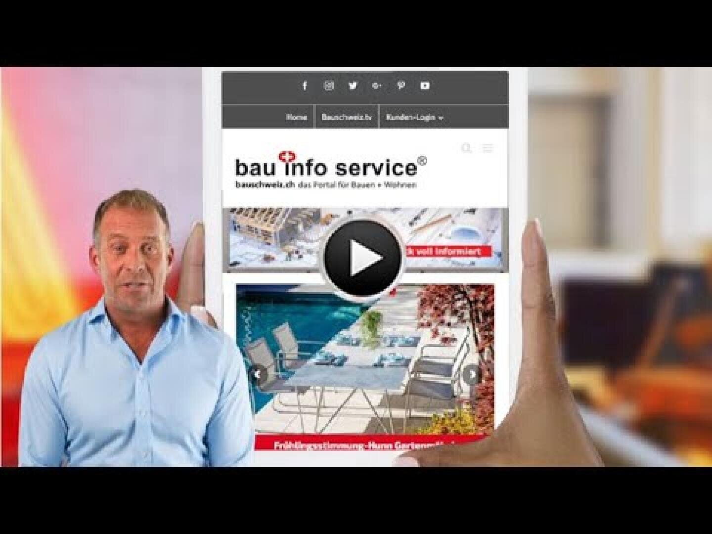 Ein Mann in einem hellblauen Hemd steht neben einem großen Smartphone-Bildschirm, der eine Website namens bau info service mit Bildern von Poolmöbeln anzeigt. Auf dem Bildschirm befindet sich eine Abspieltaste, die auf ein Video hindeutet.