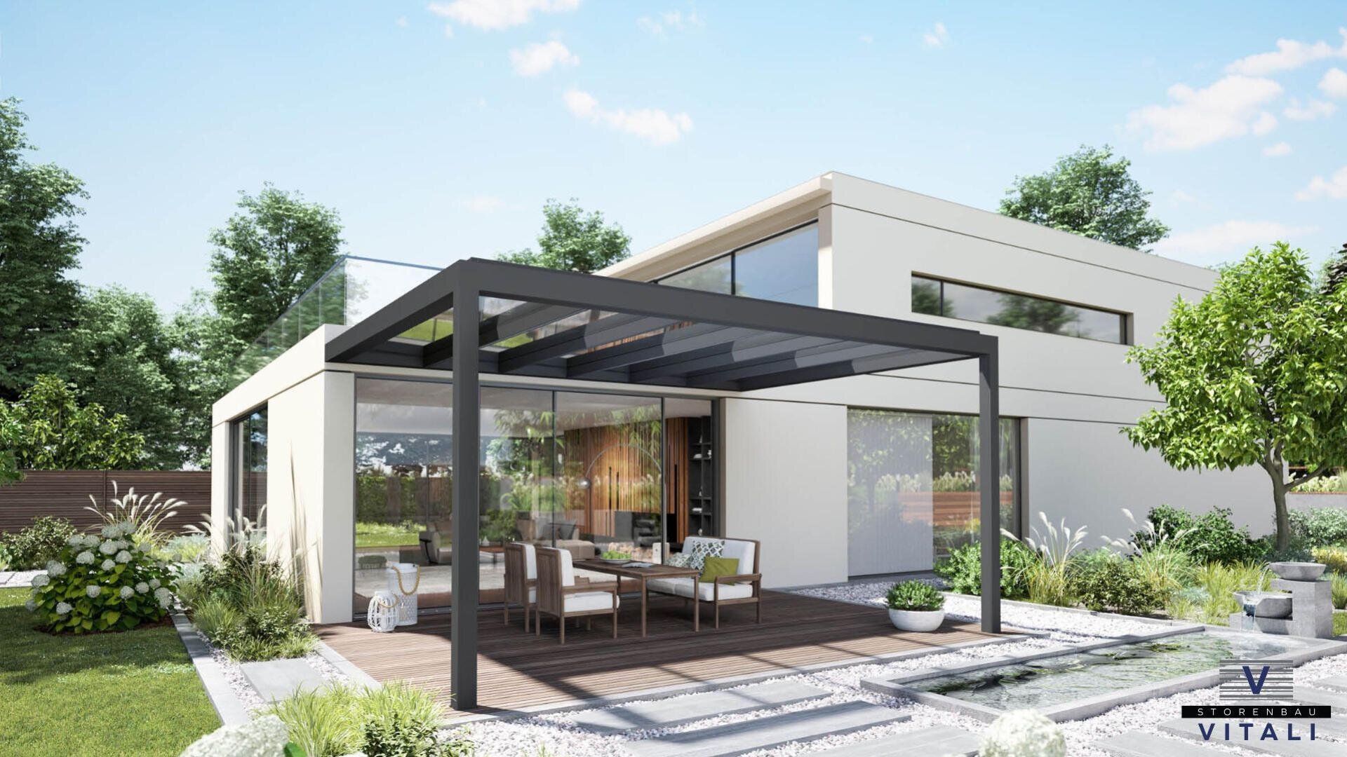 Modernes weißes Haus mit großen Glasfenstern, einem Flachdach und einer eleganten schwarzen Pergola über einem mit Tisch und Stühlen ausgestatteten Terrassenbereich. Der Garten ist mit Grünpflanzen, Bäumen und einem kleinen dekorativen Teich ausgestattet.