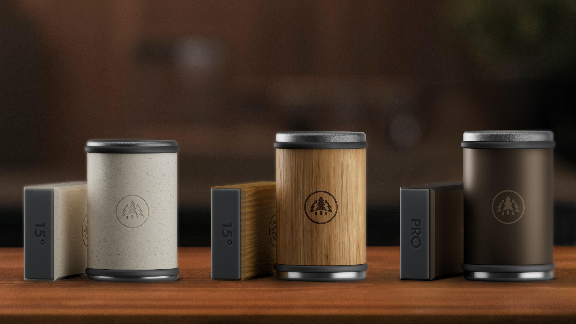 Drei zylindrische Messerschärfer mit unterschiedlichen Oberflächen - weiß, holzfarben und dunkelbraun - stehen auf einer Holzfläche, jeweils gepaart mit einer rechteckigen grauen Schärfführung mit der Aufschrift "15°" oder "PRO".