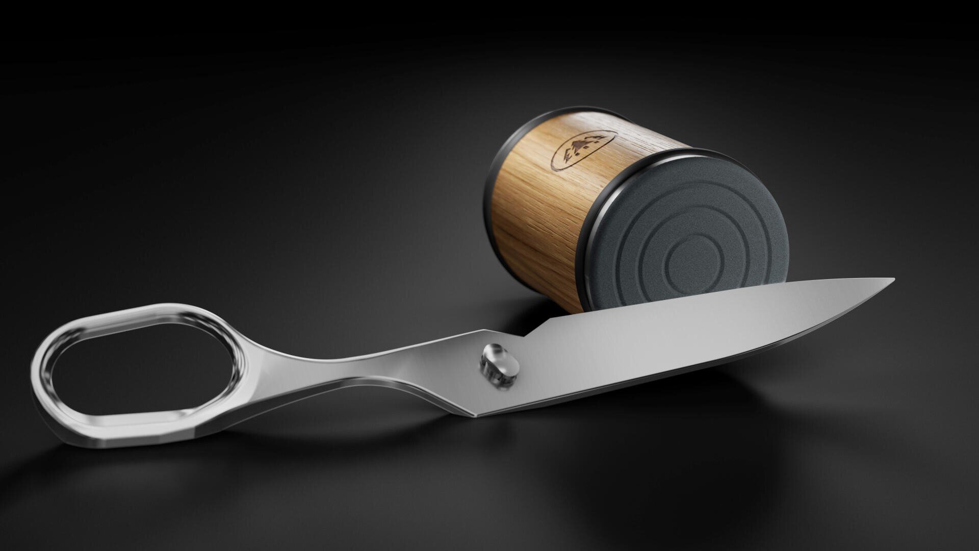 Eine silberglänzende Schere liegt neben einer geschlossenen Blechdose mit Holzakzent vor einem schwarzen Hintergrund.
