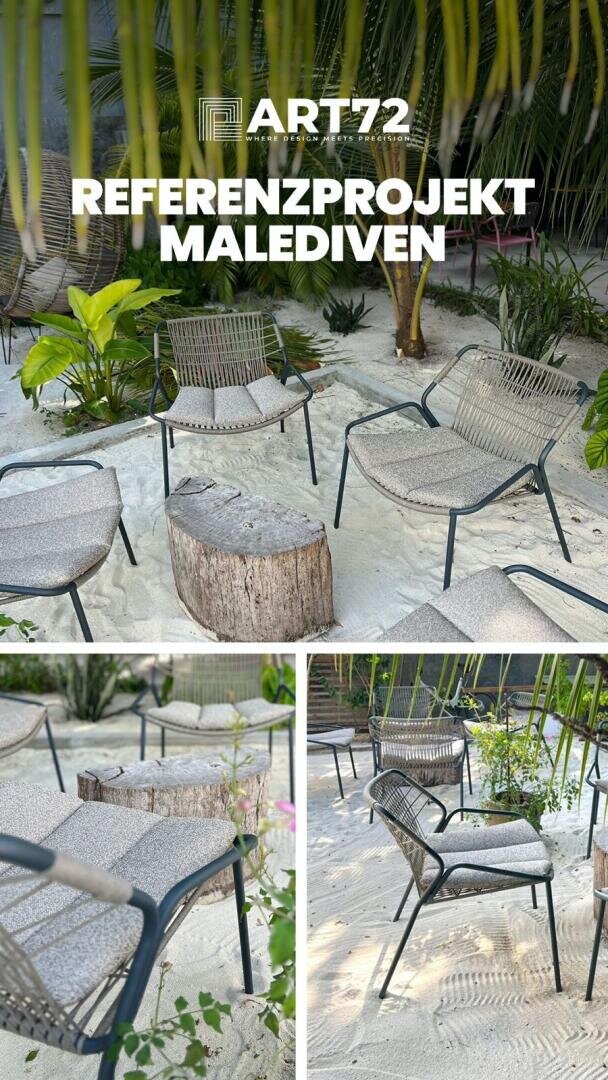 Lounge-Sessel und kleine Tische stehen im Freien auf weißem Sand zwischen üppigen tropischen Pflanzen. Der Text ART72 REFERENZPROJEKT MALEDIVEN erscheint oben und weist auf ein Referenzprojekt auf den Malediven hin.