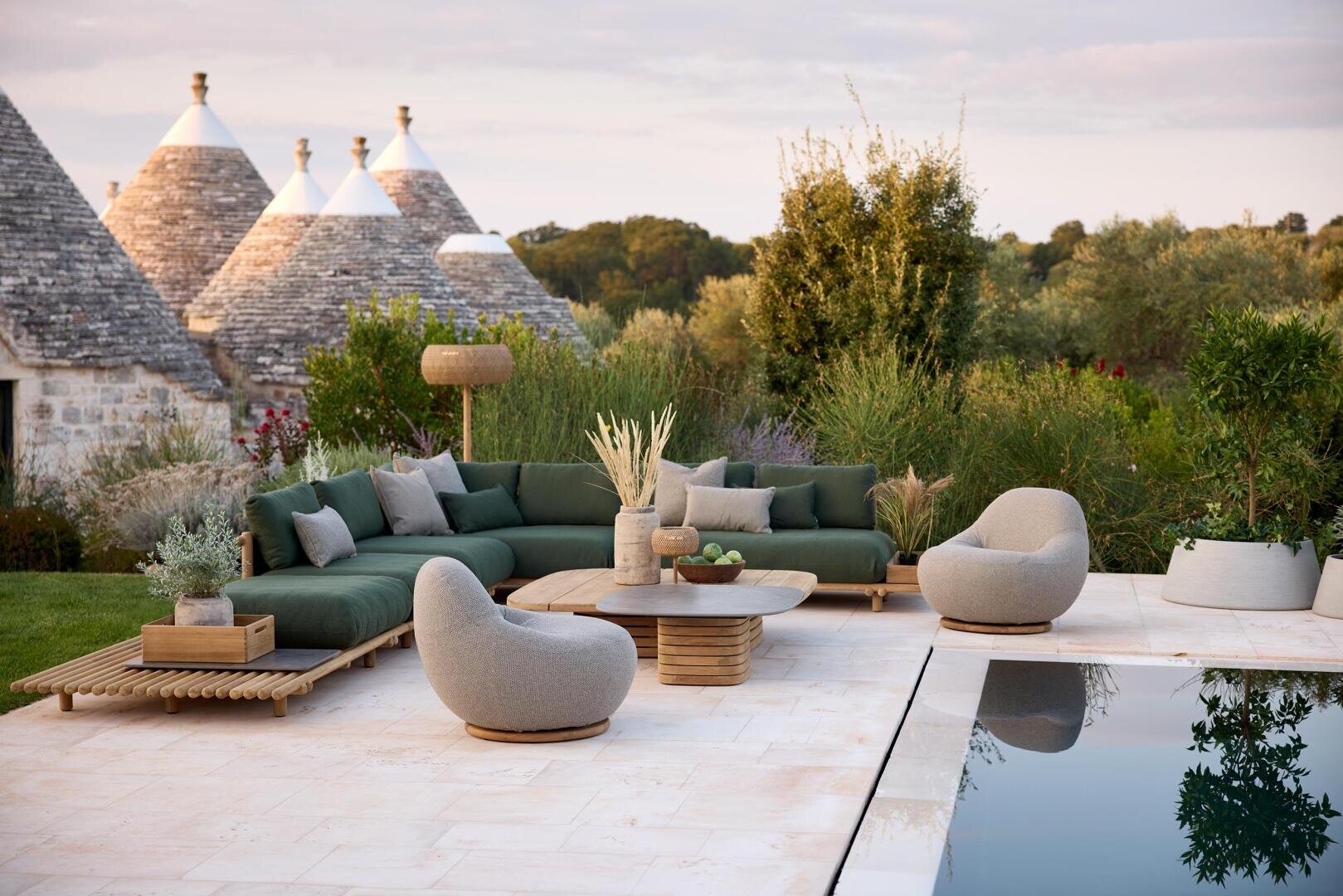 Eine Terrasse mit Pool und einem großen Sofa.