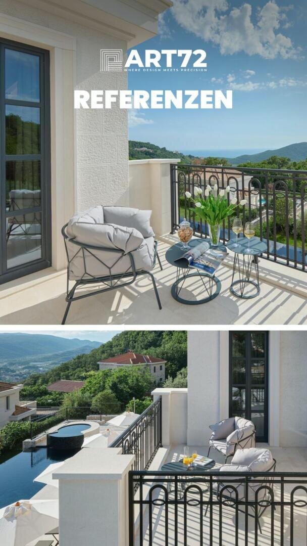 Ein stilvoller Balkon mit gepolsterten Stühlen, einem kleinen Tisch mit Getränken und einem malerischen Blick auf grüne Hügel und Wasser. Unter einem strahlend blauen Himmel sind auch moderne Geländer und ein Pool zu sehen. Der Text lautet: "ART72 REFERENZEN.".