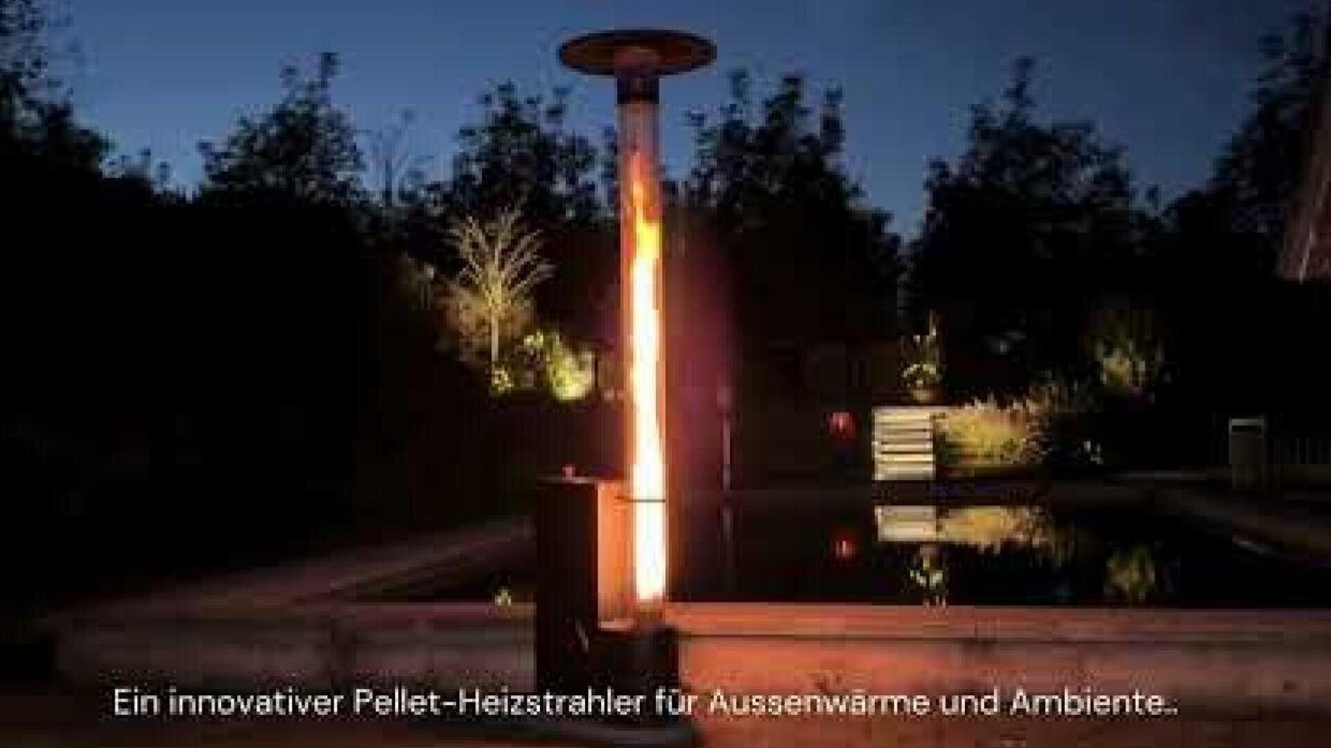 Ein hoher Pelletofen für den Außenbereich leuchtet mit einer vertikalen Flamme neben einem nächtlichen Pool, umgeben von Bäumen. Der deutsche Text am unteren Rand lautet: Ein innovativer Pellet-Heizstrahler für Außenwärme und Ambiente...