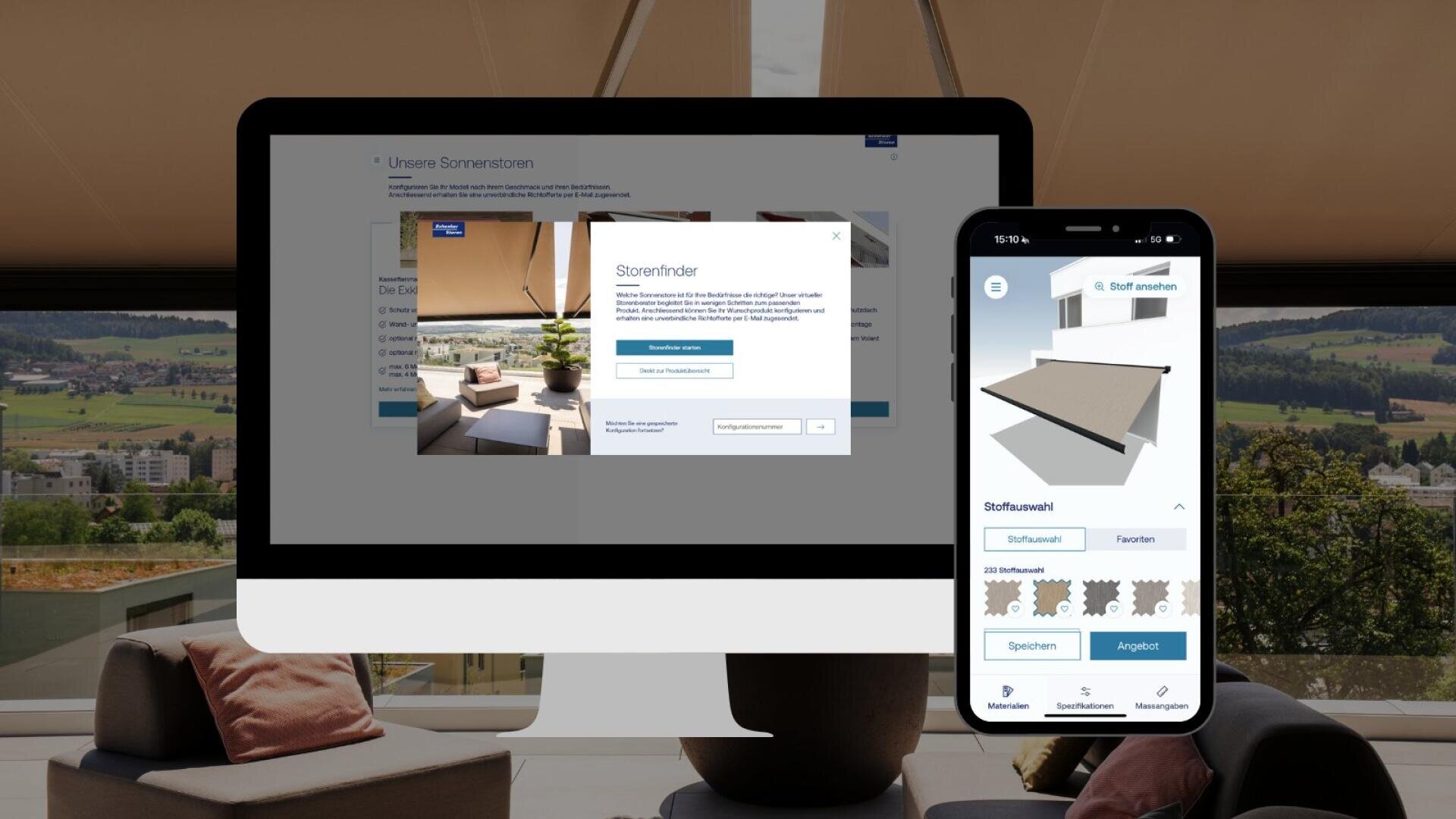 Ein Computer und ein Smartphone zeigen eine Website und eine App mit Optionen für die individuelle Gestaltung von Markisen auf einem Schreibtisch mit Blick auf einen Balkon, von dem aus man Felder, Häuser und Hügel sehen kann.