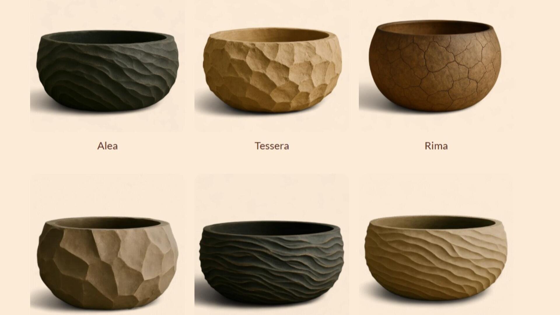 Sechs runde Keramikschalen sind in zwei Reihen ausgestellt, jede mit einer einzigartigen, strukturierten Oberfläche. Die Schalen sind mit Alea, Tessera, Rima (obere Reihe) und drei unbeschrifteten Schalen mit unterschiedlichen Mustern (untere Reihe) beschriftet.