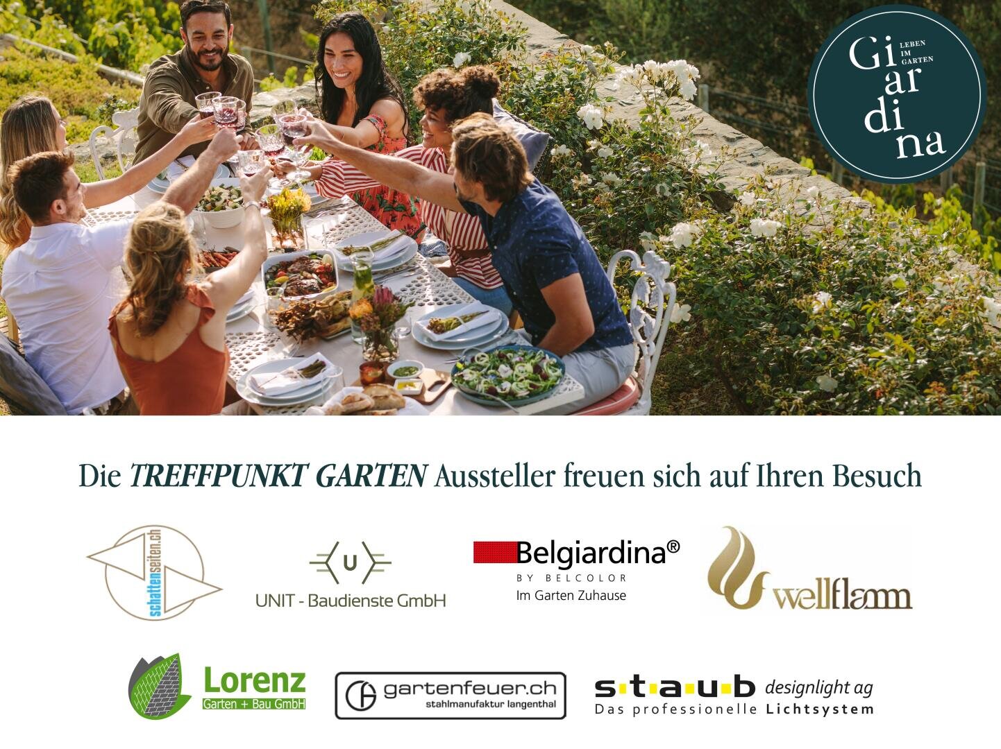 Eine Gruppe von Menschen sitzt an einem Gartentisch und stößt mit einem Glas an. Der Tisch ist für eine Mahlzeit im Freien zwischen Grün und Blumen gedeckt. Darunter sind verschiedene Firmenlogos und Veranstaltungsinformationen zu sehen.