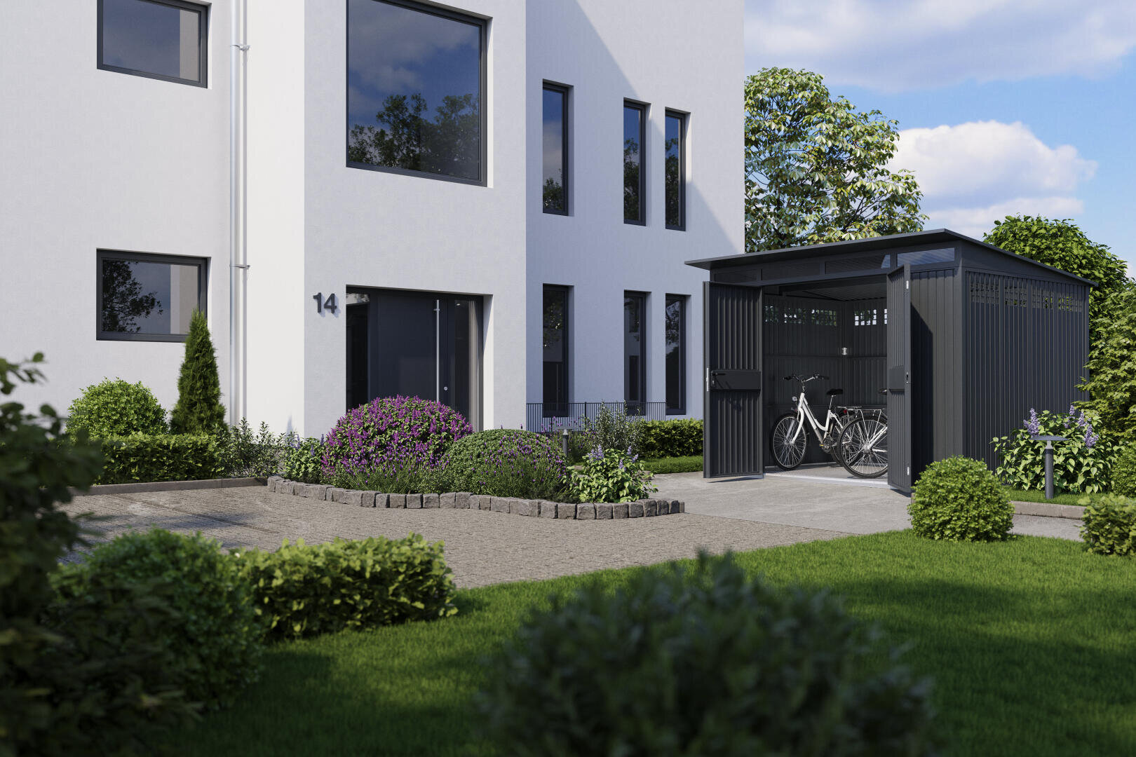 Ein modernes weißes Gebäude mit großen Fenstern, einem Vorgarten mit Sträuchern und Blumen und einem grauen Fahrradschuppen, in dem zwei Fahrräder abgestellt sind. Das Gelände ist gepflegt, mit grünem Gras und einem gepflasterten Gehweg.