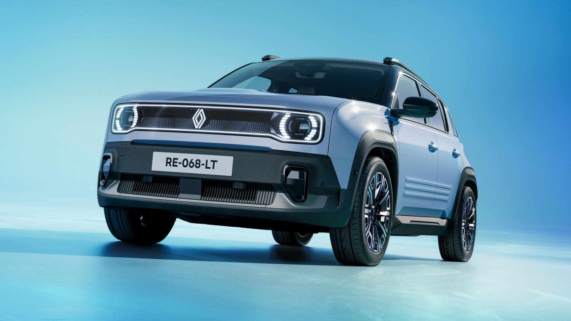 Ein moderner blauer Renault SUV wird auf einer glänzenden Oberfläche mit blauem Farbverlauf abgebildet, aus einem niedrigen Blickwinkel betrachtet und hebt seine schlanken Scheinwerfer, den Kühlergrill und die markanten Designmerkmale hervor.