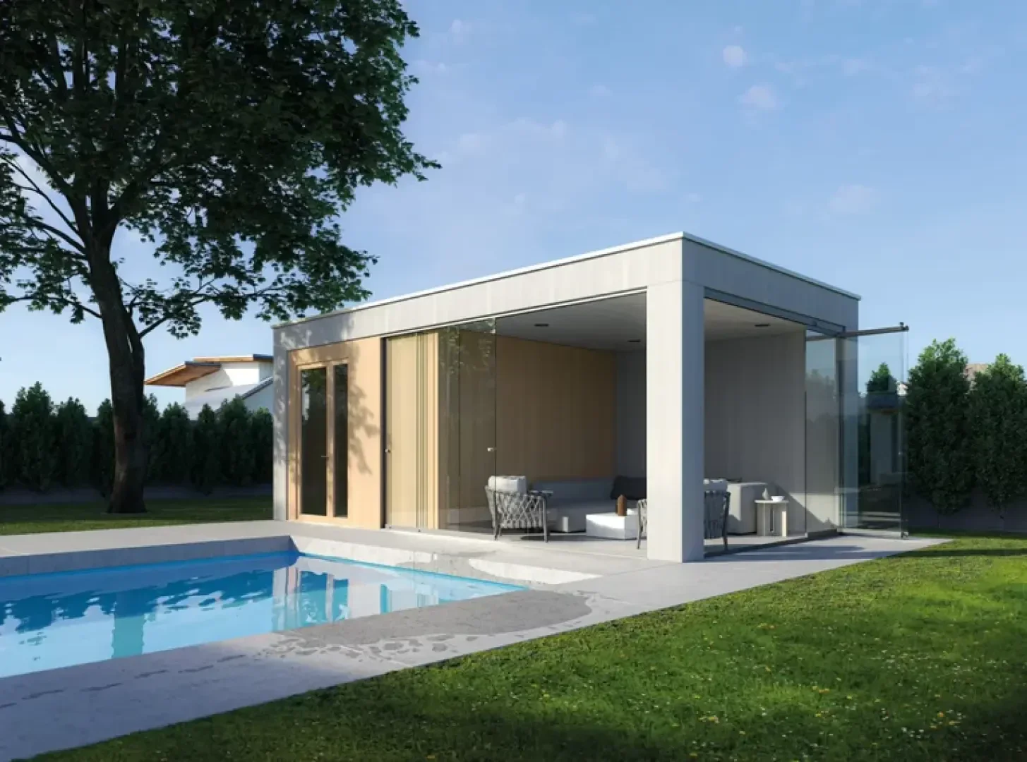 Moderner Pavillon am Pool mit großen Glaswänden, hellen Holzakzenten und Sitzgelegenheiten im Freien unter einer überdachten Veranda. Umgeben von grünem Gras, Bäumen und einer Sichtschutzhecke ist die Szene hell und sonnig.