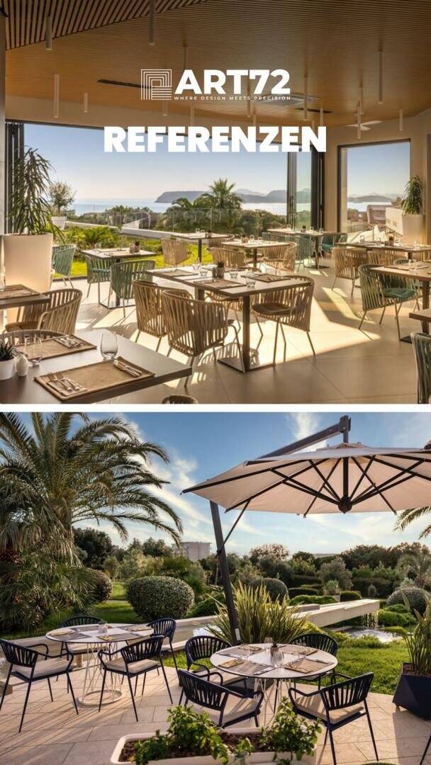 Ein modernes Restaurant mit Innen- und Außenbestuhlung; der Innenraum hat große Fenster, Holzstühle und Blick auf einen Garten, während der Außenbereich mit Terrassentischen, Sonnenschirmen und üppigem Grün ausgestattet ist. Der Text lautet "ART72 REFERENZEN".