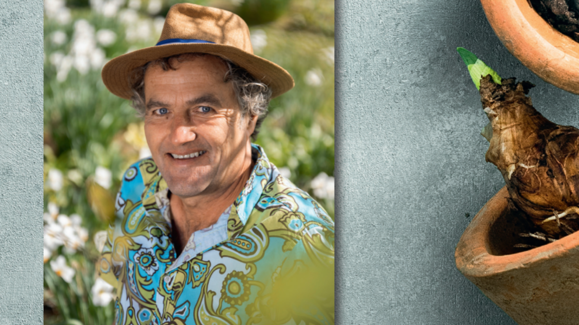 Ein lächelnder Mann in einem gemusterten Hemd und Strohhut steht in einem Garten mit weißen Blumen. Neben ihm ragt eine getopfte Blumenzwiebel mit einem grünen Keim aus der Erde vor einem strukturierten grauen Hintergrund.