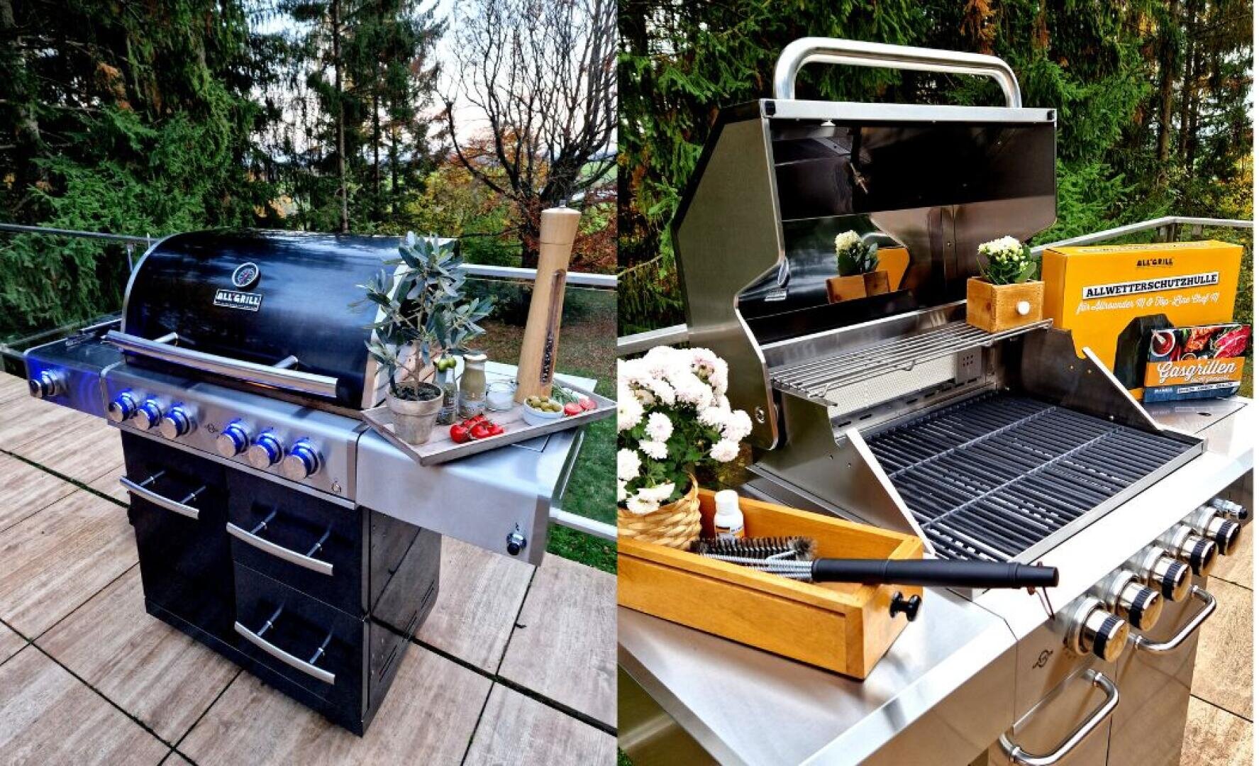 Nebeneinander angeordnete Bilder von Gasgrills aus rostfreiem Stahl auf einer Terrasse, jeweils mit Zubehör wie Pflanzen, Gewürzen, Kochutensilien und Gemüse auf oder um die Grills herum, mit Bäumen im Hintergrund.